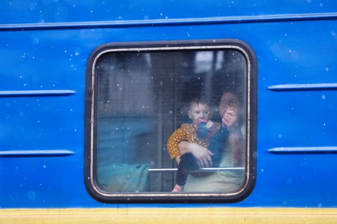 #foto #video Iz Ukrajine pobegnilo že več kot milijon ljudi, na tisoče moških nazaj v boj za domovino