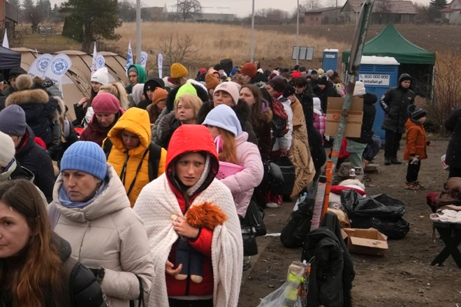 #foto #video Iz Ukrajine pobegnilo že več kot milijon ljudi, na tisoče moških nazaj v boj za domovino