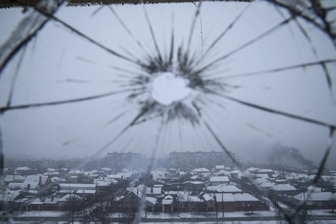 Razbito okno na bolnišnici v Mariupolu.