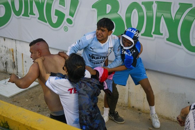 #foto #video Mehika: huligani vdrli na igrišče, ranjenih 22 ljudi