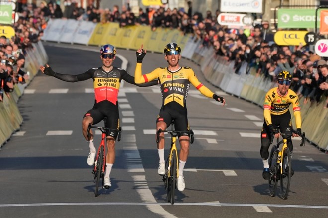 Trojica kolesarjev ekipe Jumbo-Visma je ugnala vso kolesarsko srenjo na prvi etapi dirke Pariz-Nica.