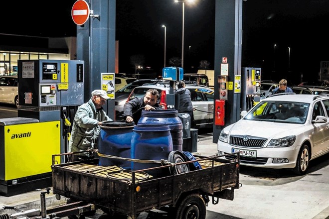 Včeraj je bila na slovenskih črpalkah velika gneča. Nekateri so gorivo točili tudi v dodatne posode.