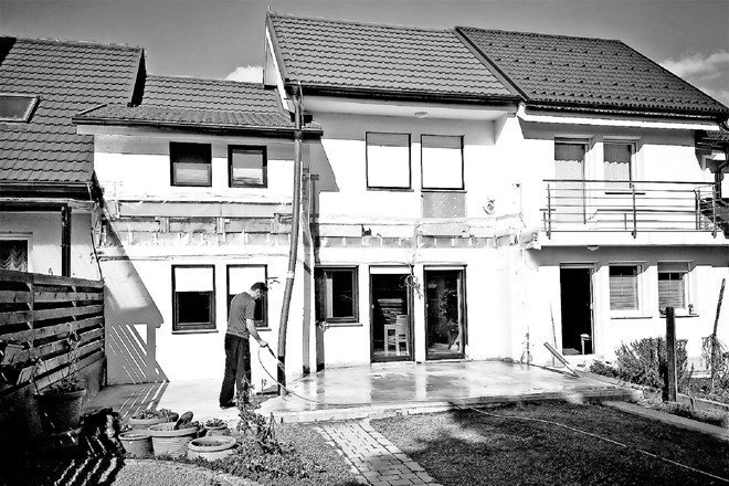 Vmesna gradbena faza in pozneje: z odstranitvijo starih objektov in sanacijo fasade je hiša pridobila energijsko učinkovitost...