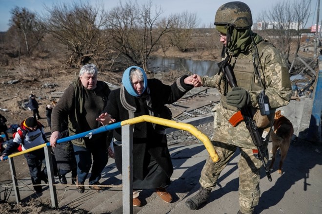 Humanitarne razmere v Ukrajini se hitro slabšajo in so v številnih mestih že katastrofalne.