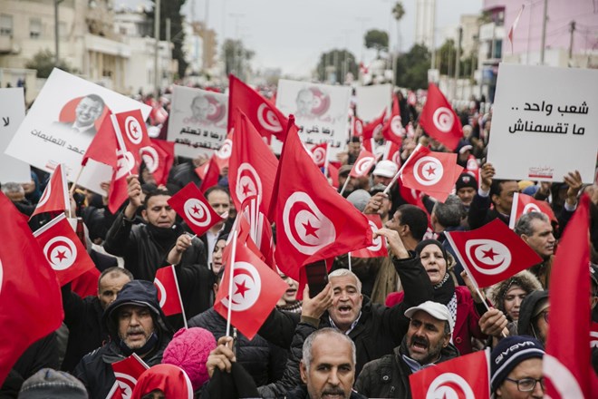 # foto Tunizijski predsednik razpustil parlament