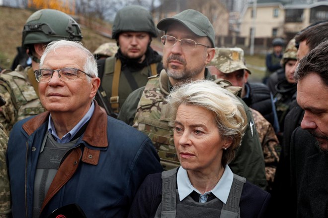 V Ukrajini ob obisku visokih predstavnikov EU začeli izkopavati grobišče v Buči
