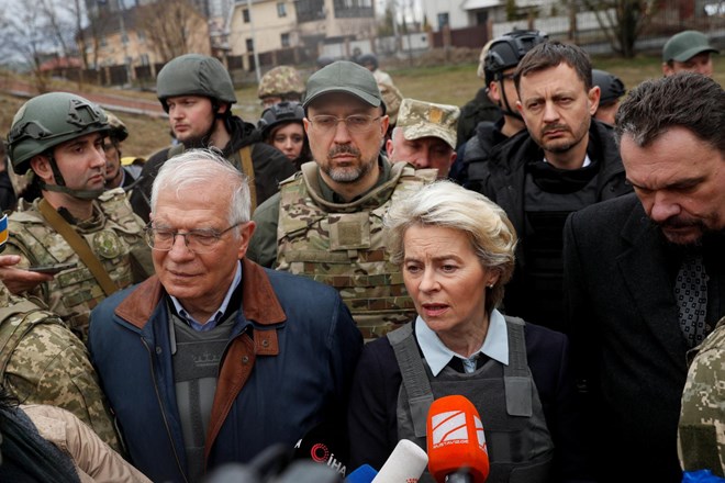 V Ukrajini ob obisku visokih predstavnikov EU začeli izkopavati grobišče v Buči