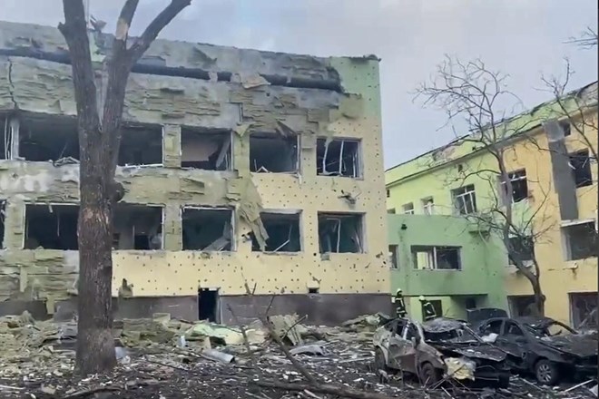 Ukrajinski mediji: Ruska vojna ladja v plamenih, Jeklarno Azovstal zapustilo še 50 civilistov, Mariupolj povsem uničen