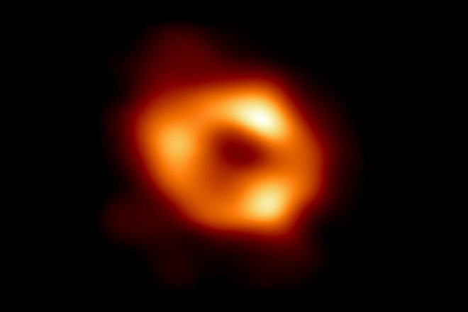 S teleskopom "velikosti Zemlje" prvič fotografirali supermasivno črno luknjo
