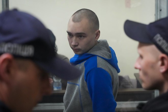 #foto Ruski vojak na kijevskem sodišču priznal umor civilista