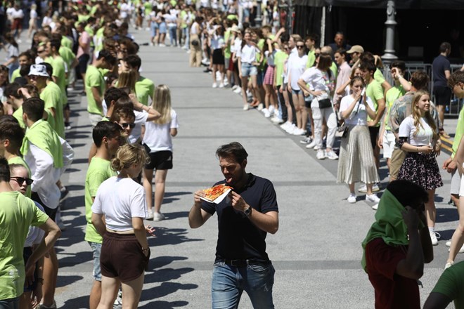 #foto Po Sloveniji in Evropi opoldne v četvorki zaplesalo več kot 15.000 maturantov