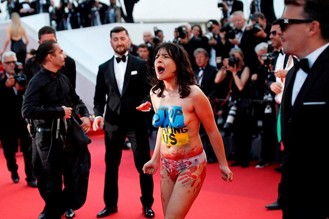 #foto #video Cannes: protestnica zgoraj brez opozorila na posilstva v Ukrajini
