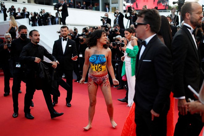 #foto #video Cannes: protestnica zgoraj brez opozorila na posilstva v Ukrajini