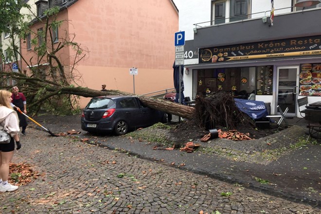 #foto #video V uničujočem tornadu v Nemčiji en mrtev, škoda tudi na Češkem