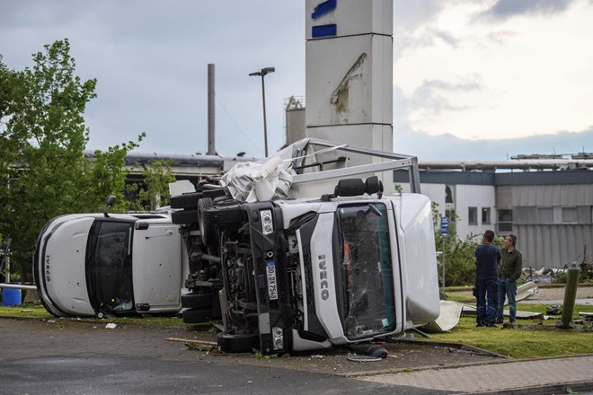 #foto #video V uničujočem tornadu v Nemčiji en mrtev, škoda tudi na Češkem