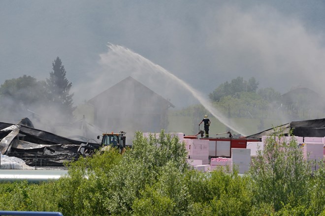 #video Tovarna stiropora v Bihaću pogorela do tal