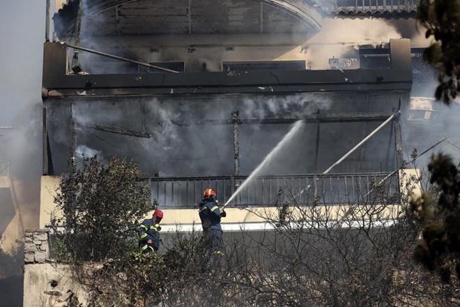 #foto V predmestju Aten požar zajel hiše