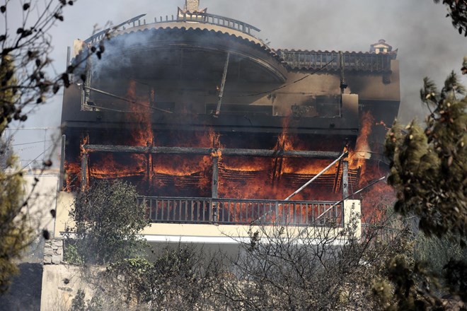 #foto V predmestju Aten požar zajel hiše