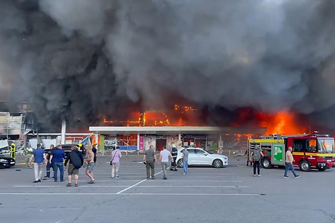 #foto Ruska raketa zadela poln trgovski center v Ukrajini, Ruske sile že v bližini Lisičanska