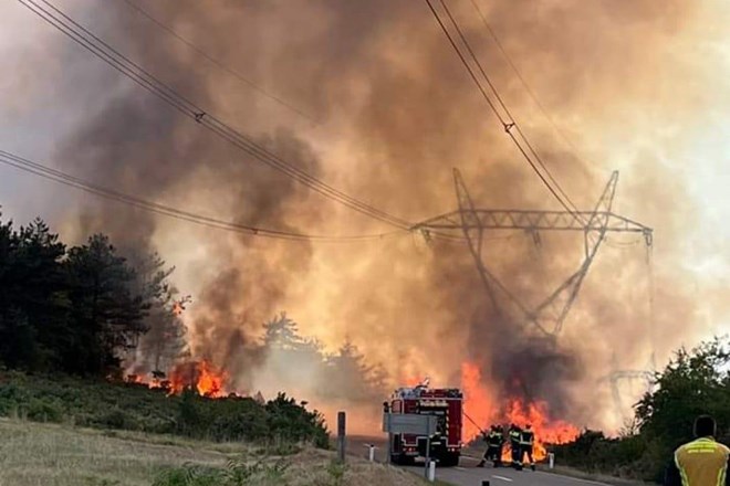 S požarom na goriškem Krasu se bori preko 300 gasilcev, burja ga je spet razplamtela