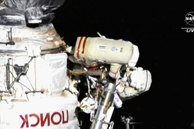 ISS: Italijanska astronavtka in ruski kozmonavt opravila sedemurni sprehod v vesolju