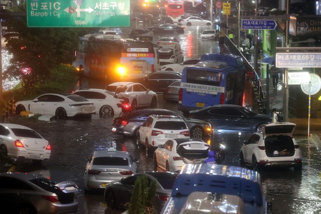 #foto Rekorden dež v Seulu ubil najmanj sedem ljudi, pričakujejo več padavin