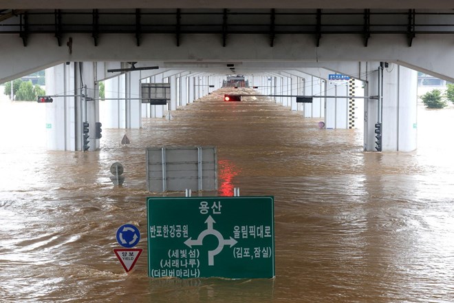 #foto Rekorden dež v Seulu ubil najmanj sedem ljudi, pričakujejo več padavin