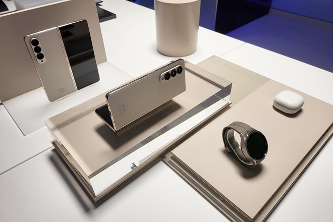 #foto Samsung predstavil nova pregibna telefona, novi pametni uri in slušalke