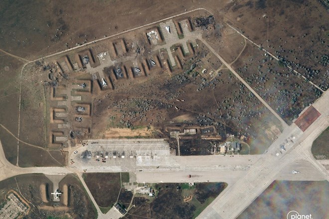 #foto Satelitski posnetki razkrivajo več uničenih ruskih letal v oporišču na Krimu