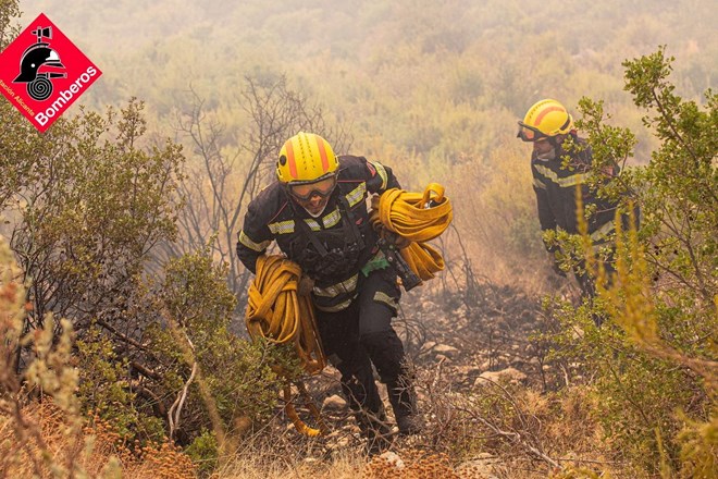 Blizu Riminija in na Siciliji izbruhnili novi požari, gori tudi v okolici Valencije