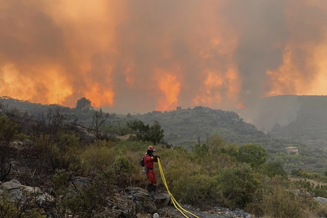 Blizu Riminija in na Siciliji izbruhnili novi požari, gori tudi v okolici Valencije