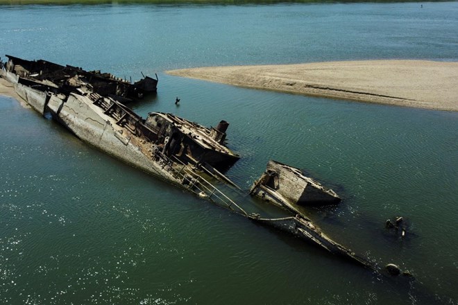 #foto Suša v Evropi razkriva potopljene ladje, izgubljene vasi in zlovešče kamne lakote