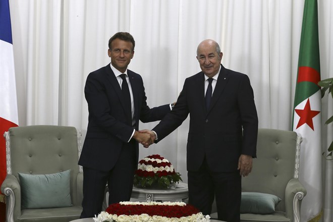 Macron za abstraktno spravo, Alžirci pa hočejo vizume