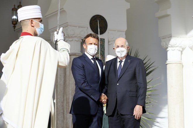 Macron za abstraktno spravo, Alžirci pa hočejo vizume