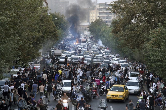 Po treh letih spet kri na ulicah iranskih mest