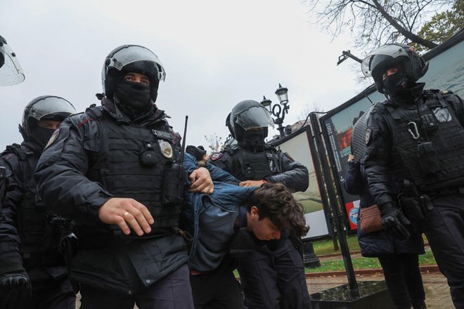 Rusija: aretacije protestnikov, beg pred vojsko ter menjava pomembnega generala