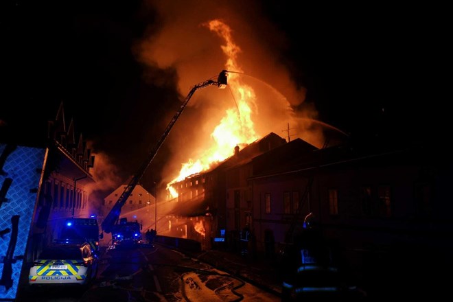 #foto #video Zaradi požara v Majdičevem mlinu ponoči evakuirali 60 stanovalcev Kranja; je bil požar podtaknjen?