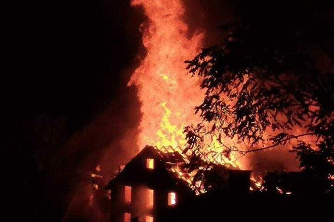 #foto #video Zaradi požara v Majdičevem mlinu ponoči evakuirali 60 stanovalcev Kranja; je bil požar podtaknjen?