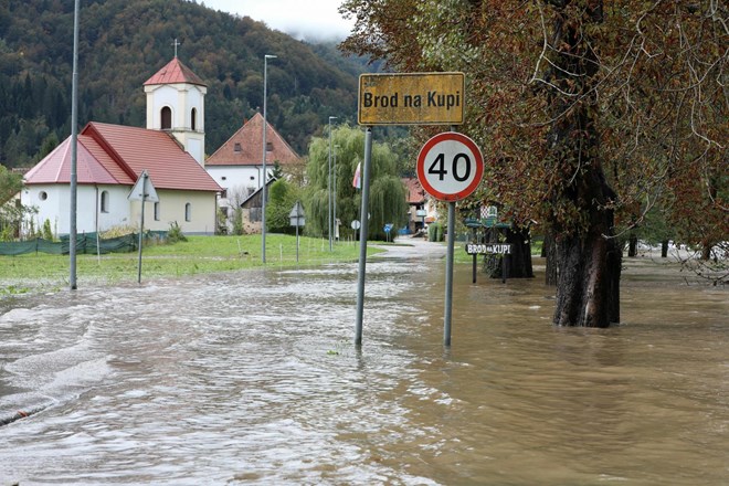Kolpa in reke v osrednji Sloveniji naraščajo in poplavljajo, upadle bodo šele konec tedna