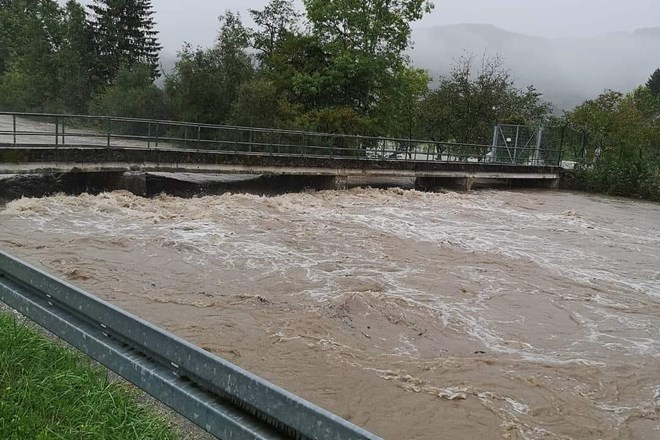 V zvezi z obilnim deževjem zabeležili že okoli 100 dogodkov v več kot 40 občinah, reka Kolpa lahko ponoči znova poplavi