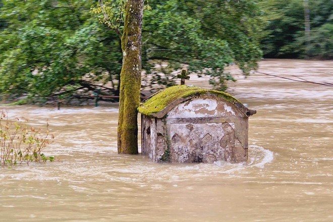 V zvezi z obilnim deževjem zabeležili že okoli 100 dogodkov v več kot 40 občinah, reka Kolpa lahko ponoči znova poplavi