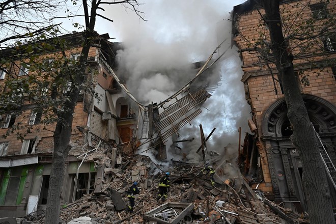 #foto V raketnem napadu v Zaporožiju najmanj dve žrtvi