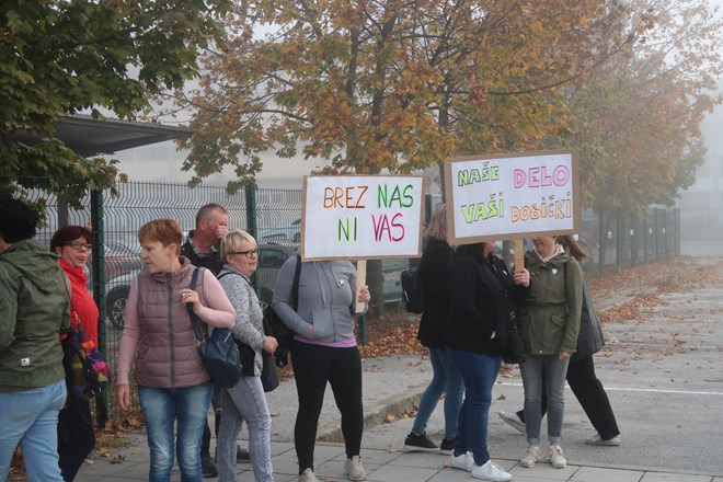 #foto Zaposleni v Tušu na protestnem shodu zahtevali višje plače