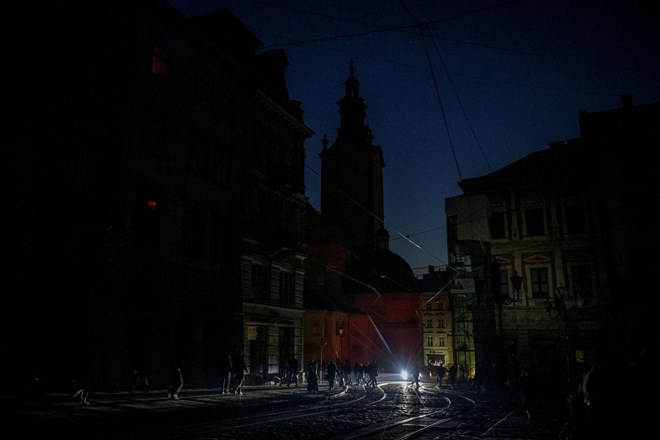V Ukrajini po ruskih raketnih napadih več kot sedem milijonov gospodinjstev brez elektrike