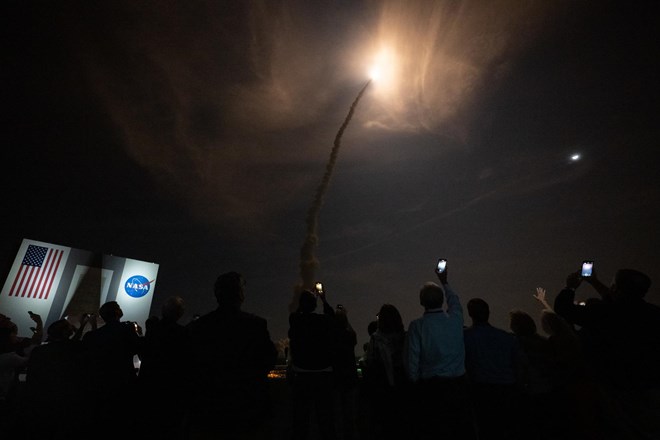 #video #foto Nasa proti Luni poslala najmočnejšo raketo doslej