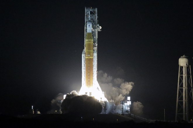 #video #foto Nasa proti Luni poslala najmočnejšo raketo doslej