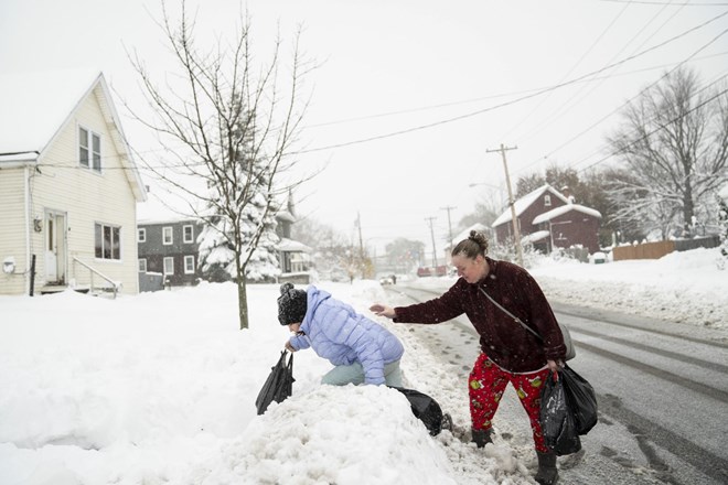 #foto #video Snežni metež ohromil del ZDA, ponekod padlo več kot meter in pol snega