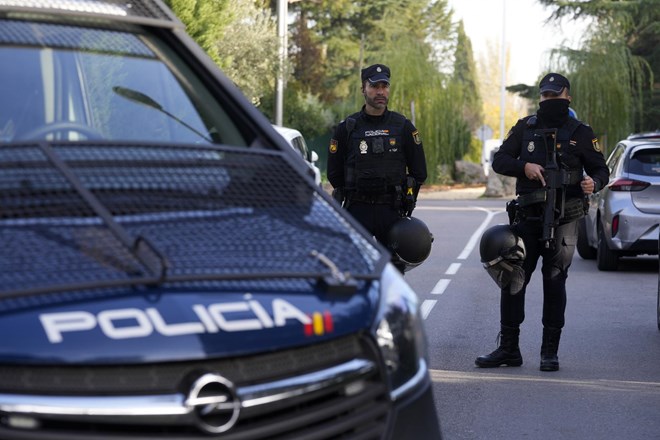V eksploziji pisma bombe na ukrajinskem veleposlaništvu v Madridu lažje poškodovan uslužbenec