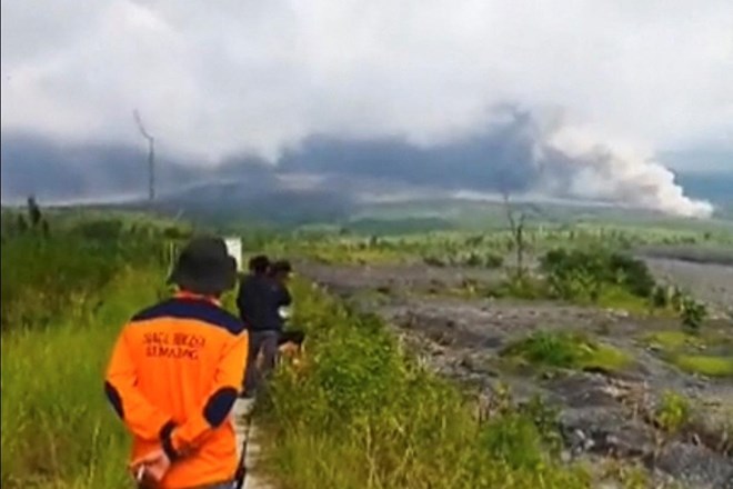 #foto: Na otoku Java po izbruhu vulkana razglasili najvišjo stopnjo pripravljenosti