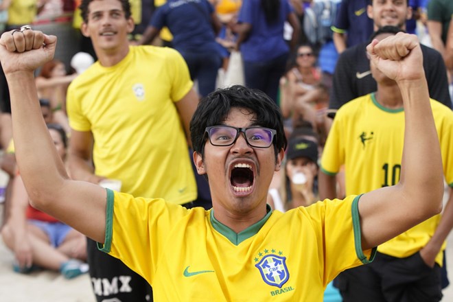 #foto Na Copacabani rajanje Brazilcev s podporo Peleju